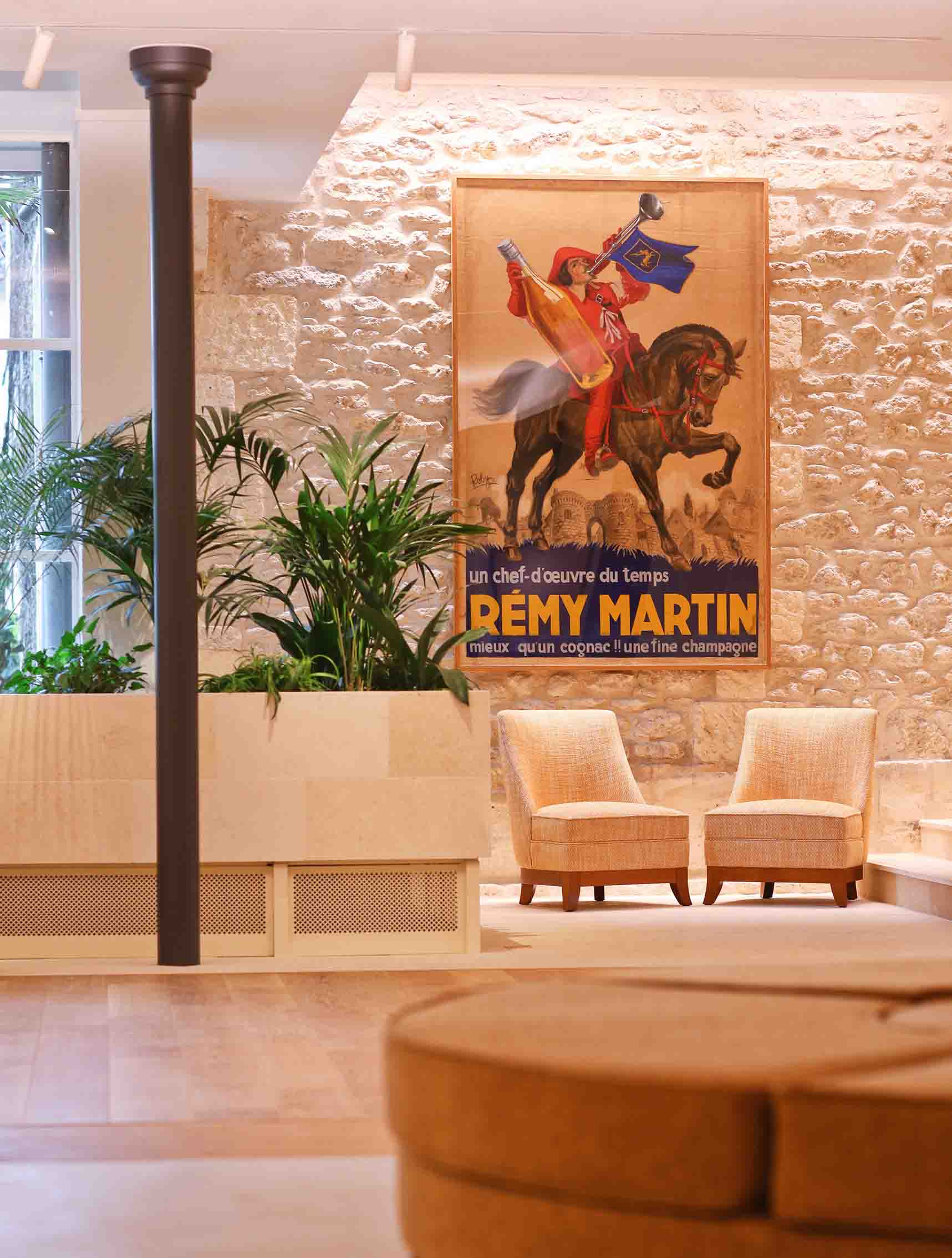 Affichage publicitaire de la Maison Rémy Martin Bâtisse décorée d'une affiche publicitaire de la Maison Rémy Martin
